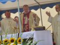6.08.2017 r.Krzczonowice, plac przed szkołą. Msza św.polowa rocznicowa trwa,liturgia eucharystyczna. Zdj. Krzysztof Granat