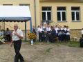 6.08.2017 r. Krzczonowice.Nad wszystkim czuwa długoletni sołtys Krzczonowic Pan Czesław Kendra. Z tyłu - chór z Ćmielowa w czasie ostatnich prób przed Mszą Św.Zdj. Krzysztof Granat