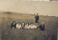 I NIEDZIELA WOJNY (3 wrzesień 1939 r.).Łąki krzczonowskie. Leżą od prawej - NN, NN, Resia Bogdańska(później Granat), Ircia Zięba, Stasia Krzak(później Rutkowska), NN, z tyłu NN z kijem bojowym na Niemców. Zdj. nadesł. Danuta Merdalska 6.01.2010 r.