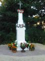 6.08.2017 r. Krzczonowice, Święta Figura( obok mleczarni) ufundowana przez Krawczyków również pięknie odnowiona i udekorowna przez krzczonowskie panie wita gości na Mszę św. w 75 rocznice śmierci bł. Tadeusza Dulnego. Zdj. Krzysztof Granat