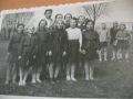 XX w. Rok 1960- 1961?. Błonia. Nauczycielka Pani Helena Fudala. Od lewej - Podeszwa, Wiesia Janda, Marysia Bucior, Danka Pokusa, Busia Walas. Z tyłu od lewej - Ala Kaca, Marysia Stan, Marysia Wilczak. Z boku stoją - NN, NN, NN,Zdj. nadesłała Maria Libuda 25.09.2009 r.