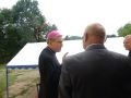 6.08.2017 r.Krzczonowice, plac przed szkołą. Ostatnie rozmowy między biskupem, wujtem a plebanem. Zdj.Krzysztof Granat