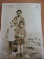ok. 1956 r. Szkoła  Podstawowa w Krzczonowicach- stara szkoła. Nauczycielka Pani Helena Fudala, od lewej - Busia walas, Grażynka Rutkowska.Zdj. nadesłała Maria Libuda 25.09.2009 r.