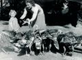 1959 r.Karśniczki - leśniczówka ( koło Słupska). Ewa Gurda (z domu ) w swoim gospodarstwie z córką Elą i ptactwem. Zdj. nadesłała Bożena Kasprzycka 26.01.2014 r.
