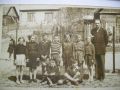 Ok. 1958 r.Nauczyciel- kierownik Pan Wiktor Gajda, od lewej Marysia Wilczak, Kazia Masternak, Longin Krzak, Stachu Walas, Marysia Stępień, Gutek Turbakiewicz,Regina Lipko. Siedzą od lewej- Stachu Krzak, Bogdan Lipko. Płot podpiera- Marek Kasprzycki. Zdj. nadesłała Hania Dobrowolska z d. Gruszka 26.04.2009