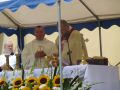 6.08.2017 r.Krzczonowice,plac przed szkołą.Msza św. trwa,liturgia eucharystyczna- Komunia św.Zdj.Krzysztof Granat