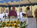 6.08.2017 r. Podziękowania w imieniu mieszkańców Krzczonowic za dar Mszy św. w intencji naszego błogosławionego mieszkańca Tadeusza Dulnego składa na ręce biskupa sandomierskiego ks. Krzysztofa Nitkiewicza składa mieszkanka Krzczonowic Pani Janina Szczęsna. Zdj. Krzysztof Granat