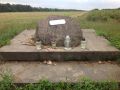 Trasa Drygulec- Ożarów.7.08.2015 r.Z CYKLU: ŚLADAMI HISTORII- Głaz upamietniający bitwę "Tarzana" Tomasza Wójcika- partyzanta N.O.W.Zdj. Jacek Granat 7.08.2015 r.