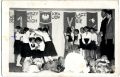 1959 r. Stara szkoła w Krzczonowicach. Akademia patriotyczna ku czci 1 Maja . Od lewej - Ania Stan ( strzałka ), pod mostkiem - od prawej - Tereska Oficjalska, Grażynka Rutkowska, pozostałe dzieci NN, Stoi z prawej - Pan Kazimierz Głębicki - kierownik Szkoły, Andrzej Głębicki Zdj. nadesłała Maria Libuda 30.08.2009 r..