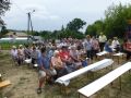 6 sierpień 2017 r. Krzczonowice, plac przed szkołą. Gromadzi się coraz więcej wiernych przed Mszą