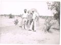 1979r.Sudan.Pilot Z.Góra (z prawej) z polskim mechanikiem przed kopcem termitów.