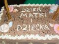 maj 2010r. Krzczonowice - świetlica i boisko. Pod koniec maja  miała miejsce połączona uroczystość DNIA MATKI I DNIA DZIECKA- na zdj. świąteczny tort. Wszystkie zdjęcia wykonała Maria Libuda , maj 2010 r.
