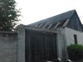 Krzczonowice 6.08.2017 r.Stary dom, kiedyś drewniany z bali zrobiony, teraz chyba tylko obudowany białą cegłą, dach był pokryty strzechą  czyli wykonany ze słomy żytniej. Foto Krzysztof Granat
