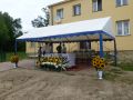 6.08.2017 r. Krzczonowice, ukwiecony ołtarz polowy przed szkołą gotowy do odprawienia Mszy św. w 75 rocznicę męczeńskiej śmierci bł. Tadeusza Dulnego.Zdj.Krzysztof Granat