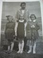 XX w. początek lat 60. Nauczycielka  Pani Helena Fudala, od lewej - NN, Marysia Gruszka, NN. Zdj . nadesłała Maria Libuda 25.09.2009 r.