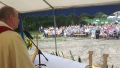 6.08.2017 r. Krzczonowice, plac przed szkołą, zgromadzeni licznie wierni słuchają swego pasterza ks. Czesława Gumieniaka. Zdj.JN