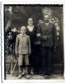 15.08.1938 r. Rodzina Władysława Stana ( ur. 1901 r. ) z żoną Marianną ( ur. 1905 r. )i synem Jankiem ( zmarł w wieku 18 lat w 1944 r.). Zdj. nadesłała Maria Libuda z d. Stan 30.08.2009 r.