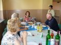 2010 r.8.08. Krzczonowice. II SPOTKANIA PO LATACH. Maria Libuda przedstawia zebranym listy nauczycieli, uczniów żyjących i zmarłych krzczonowskiej szkoły.Od prawej - Jerzy Góra, Halina Kubala z d. Stan. Zdj. nades. Maria Libuda 08/2010r.