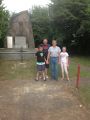Drygulec7.08.2015 r.Z Cyklu:ŚLADAMI HISTORII - Andrzej Granat zapoznaje swoje dzieci(Jacek)i wnuczki(Kasia i Wiktor) z historią tego pomnika.Zdj.M.Granat 7.08.2015 r.