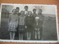 ok. 1958 r. Szkoła Podstawowa w Krzczonowicach - Błonia.Nauczycielka Pani Helena Fudala, Od lewej - NN, Andrzej Granat, Halinka Krawczyk, Marysia Wilczak, Dumin Kolasa, Janek Kolasa, malutki Andrzej Głębicki. Zdj.nadesłała Maria Libuda 25.09.2009 r.