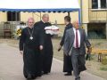 6.08.2017 r.Krzczonowice, plac przed szkołą. Przyszła pora na odjazdy.Od prawej -ks. biskup Krzysztof Nitkiewicz, proboszcz ćmielowski ks. Czesław Gumieniak, burmistrz Ćmielowa p.Jan Kuśmierz.Zdj.Krzysztof Granat
