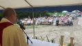 6.08.2017 r. Krzczonowice, plac przed szkołą, zgromadzeni licznie wierni słuchają swego pasterza ks. Czesława Gumieniaka. Zdj.JN