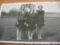 XX w. 1960-1961r.? Nauczycielka - Pani Helena Fudala. Od lewej - Ala Kaca, Marysia Wilczak, Marysia Stan. Zdj. nadesłała Maria Libuda 25.09.2009 r.