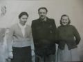 XX w.Lata 50. Szkoła Powszechna w Krzczonowicach, nauczyciele od lewej - Helena Fudala ( zm. w maju 2008 r.), Wiktor Gajda - kierownik szkoły, NN. Zdj nadesłała Maria Libuda 25.09.2009 r.