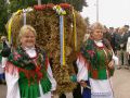 2009 r. 6 wrzesień - Dożynki Powiatu Ostrowieckiego w Bodzechowie - piękny wieniec dożynkowy Gminy Ćmielów - efekt pracy i trudu rolników w tym również tych z Krzczonowic. Zdj Maria Libuda 09/2009 r.