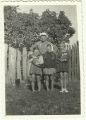 ok.1960 r.Krzczonowice, na Zaolziu. Pan Jan Bogdański w swojej zagrodzie ze swoimi wnuczkami - od prawej - Ewa Granat, Bożena Bogdańska, Niusia Bogdańska. Zdj. nadesłała Bożena Kwiecińska z d. Bogdańska 26.08.2012 r.