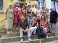 2010r.8.08 Krzczonowice. II SPOTKANIA PO LATACH TO JUŻ HISTORIA.Pamiątkowe zdjęcie uczestników spotkania na schodach naszej SZKOŁY. Zdj. nades. Maria Libuda 08/2010 r.