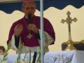 6.08.2017 r.Krzczonowice, plac przed szkołą. Biskup sandomierski po zakończeniu Mszy św. skierował do wiernych słowo boże. Zdj.Krzysztof Granat