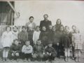 1956 - 1957 r. Szkoła Powszechna w Krzczonowicach - stara szkoła - roczik 1949.Kierownik - Pan Wiktor Gajda, od lewej - Helena Fudala ( zm. w maju 200 r), NN .Uczniowie - od lewej - Tereska Oficjalska, Busia Walas, Grażynka Rutkowska, Hania Stan, Halinka Wilczak, Jadzia Kaca, NN,NN, NN, NN, Kasia Siwińska, NN, Kucaja, od lewej, -NN, Marek Bucior, Nowak, Stachu Kolasa. Zdj. nadesłała Maria Libuda 25.09.2009 r..