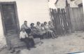 ok.1965 r.Krzczonowice.Spotkanie sąsiedzkie na ławeczce przed domem Jana Stępnia w czasie południowego odpoczynku. Od prawej - Janina Bucior z d. Kalita, Marysia Bucior, Ewa Granat, Janina Rużalska, Stępniowa - żona Jana, Kazimierz Wujek, Wacław Pięta.