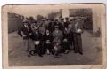 1935 r.Zdjęcie z kursu...Stoją od prawej- 1.Zosia Wilczak (później Gruszka)5-letnia, stoi sama przy remizie 2.Łabuz Ignacy 3.Wilczak Gustaw 4.Wilczak Gabriel 5.Antoni Granat 6.Krzemiński Stanisław 7.Krzemiński Władysław 8.Podeszwa Piotr 9. NN 10.Irena Ojczymek 11.Rutkowski Gabriel 12.Kolasa Leontyna 13.Kaca Jan. Siedzą od prawej - 14. Instruktorka 15.Krawczyk Józef 16.Instruktorka 17. Krzak Józef. Na samym dole siedzi trzymając główkę kapusty- Ojczymek Czesław. Zdj. nadesłała Hania Dobrowolska z d. Gruszka 26.04.2009
