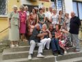 2010 r. 8.08. II SPOTKANIA PO LATACH TO JUŻ HISTORIA. Pamiątkowe zdjęcie uczestników spotkania na schodach naszej SZKOŁY. Zdj. nades. Maria Libuda 08/2010 r.