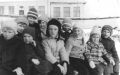 1964 r. 28 grudzień. Szkoła Podstawowa w Krzczonowicach, Rocznik 1957 - I klasa na sankach, od lewej - Szczepan Wąsik, Małgorzata Wilczak, Danuta Jońca z Glinki, Cebula, Ewa Jakubowska, Tadeusz Mierzyński, Foremniak, Stanisława Kulczuga, Elżbieta Jakubowska, Alicja Granat. Zdj. nadesłał Wiesław Mierzyński 20.08.2011 r.