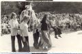 1974 lub 1975 r. DOŻYNKI W ćMIELOWIE. Wieniec dożynkowy niosą urodziwe panny z Krzczonowic. Od prawej - Danusia Rutkowska, Wiesia Rutkowska  c. Gabriela, Marysia Luśtan, Basia Bogdańska. zdj. nadesłała Danuta Merdalska z d. Rutkowska c. Wacława 18.03.2010 r.