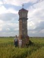 Trębanów 08/2015 r.Z CYKLU:Poznajemy swoich sąsiadów. Bardzo ciekawy obelisk z 1904 r..Na zdj. Andrzej Granat z Kasią Zdj.Jacek Granat 7.08.2015 r.