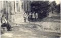 Ok. 1960 r. Krzczonowice - Druga strona, przed domem Pana Jana Stana - w niedzielne popołudnie spotkanie krzczonowskich dziewczynek - na schodach siedzi ok. 80 letni Pan Karol Kolasa, najmniejsza to Ela Masternak trzymana przez siostrę Kazię, trzymające się za ręce to z lewej Busia Walasówna i Grażynka Rutkowska, z tyłu za Grażynką ta najwyższa Marysia Stanówna, obok to Krysia Stanówna, tyłem NN,  a dom podpiera Marysia  Luśtanówna. Zdj. nadesłała Danka Merdalska z d. Rutkowska 7.04.2010 r.