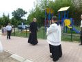 6 sierpień 2017 r.Krzczonowice, plac przed szkołą,przybywa główny celebrans (w zastępstwie biskupa) Mszy Św. rocznicowej proboszcz z Ćmielowa ks.Czesław Gumieniak, z tyłu ks. pułkownik Jerzy Niedbała, pochodzący z Krzczonowic.Wita ich sołtys wsi pan Czesław Kendra.Zdj.Krzysztof  Granat