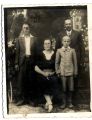 15.08.1938 r. Rodzina Władysława Stana ( ur. 1901 r. ) z żoną Marianną ( ur. 1905 r. ) oraz synami - Jankiem ( zmarł w wieku 18 lat w 1944 r. ) i Stanisławem ( z lewej - ur. 1921 r. ). Zdj. nadesłała Maria Libuda z d. Stan 30.08.2009 r.