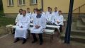 6.08.2017 r. Krzczonowice, plac przed szkołą.Msza św. liczne grono ministrantów na czele ze swym ks. wikariuszem.Zdj.JN