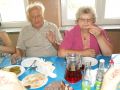 2010 r.8.08. Krzczonowice. II SPOTKANIA PO LATACH. Nauczycielom p. Halinie i Bolesławowi Nowakowskim również smakował wiejski chleb ze skwarkami. Zdj. nades. Maria Libuda 08/2010 r.