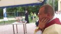6.08.2017 r. Krzczonowice, plac przed szkołą, proboszcz ćmielowski ks. Czesław Gumieniak z uwagą wsłuchuje się w Słowo Boże Jego Ekselencji ks. biskupa.Zdj.JN
