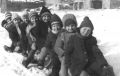 1964 r.Szkoła Podstawowa w Krzczonowicach. Rocznik 1957. I klasa na sankach, od prawej - Danusia Jońca z Glinki, Foremniak, Stanisława Kulczuga, Małgorzata Wilczak, Alicja Granat, Szczepan Wąsik, Ewa Jakubowska, Cebula, Tadeusz Mierzyński. Zdj. nadesłała Stanisława Pucuła 02/2011 r.