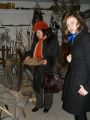PRYWATNE  MUZEUM  GOSPODARSTWA  WIEJSKIEGO  W  KRZCZONOWICACH. Marysia Libuda z d. Stan z p. Małgosią wśród zgromadzonych skarbów. 20.01.2010 r.