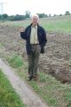 2012 r. 15 sierpień - Krzczonowice - Zaolzie. Franciszek Bogdański ( rocznik 1930 ) , krzczonowiak z Nowej Huty w nostalgicznej podróży do swojej ojcowizny. Z tyłu za nim dom rodzinny w którym spędził swoje dzieciństwo, młodość aby w 1960 r. wyjechać na stałe za chlebem do powstałej Nowej Huty k. Krakowa.Zdj. nadesłał Maciej Bogdański s. Franciszka z Krakowa 18.10.2012 r.