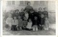 1962 r.Nowa szkoła w Krzczonowicach. I klasa z wychowczynią Haliną Nowakowską z d. Kąsiel. Od prawej - Marysia Stan ( rocznik 1954 ), Basia Bogdańska, Hania Gruszka, Wandzia Puławska, Halinka Bartkiewicz, Ania Rutkowska, Tereska Kałużyńska. Chłopcy - od prawej - Janda, Romek Granat, Andrzej Głębicki, Maniek Granat, Leopold Dulny, Janusz seweryn, , Szczygieł. Małoletnie dzieci - Halinka i Dariusz- dzieci nauczycielki Pani Janiny Rutkowskiej. Zdj. nadesłała Maria Libuda 30.08.2009 r.