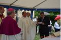 6.08.2017 r. Krzczonowice, plac przed szkołą.Pan Dulny, bratanek naszego Błogosławionego Tadeusza Dulnego  składa podziękowania biskupowi sandom.Zdj. parafia Ćmielów